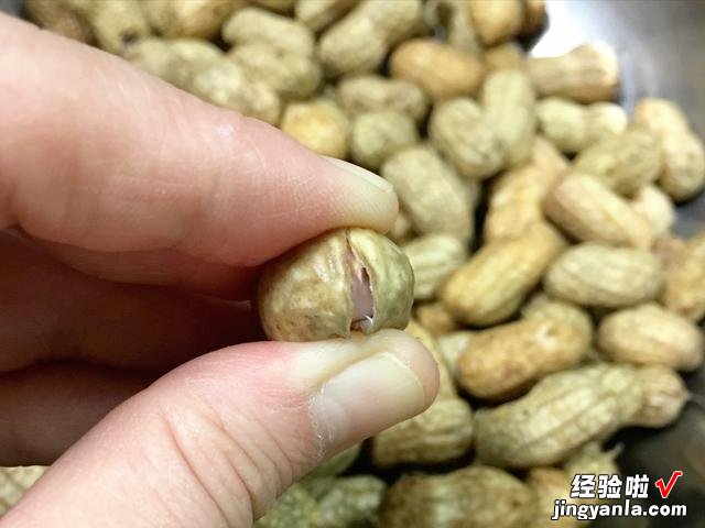 水煮花生怎么煮才更入味？多做2个步骤，花生咸香味美，越嚼越香