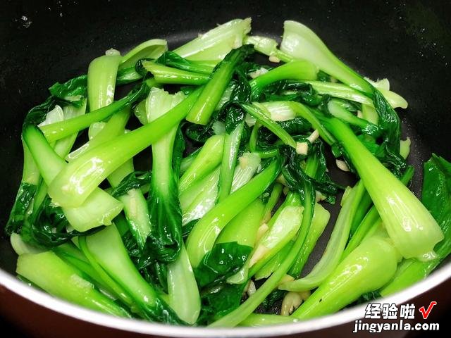 广东人教我炒青菜，牢记3个小技巧，青菜翠绿不出水，比饭店好吃