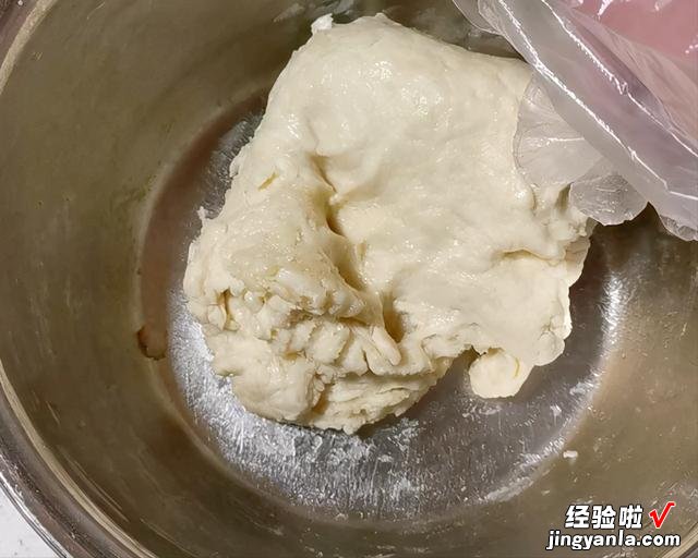 炸油条用放酵母吗？教你正确的做法，出锅金黄酥脆，放凉了也不硬