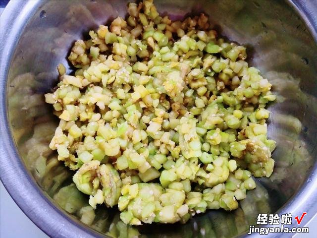 夏至后，蒸包子还得用这菜，鲜嫩多汁，皮薄馅大，老人孩子都爱吃