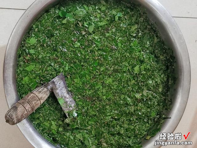 广西的黑色糯米饭怎么制作？染色是很关键的一步，学会可以开店了