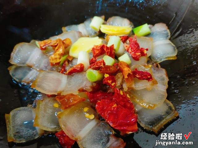 炒腊肉,最忌直接下锅炒!多加2步,腊肉香气四溢,不腻不干不柴