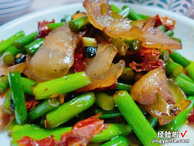 炒腊肉,最忌直接下锅炒!多加2步,腊肉香气四溢,不腻不干不柴