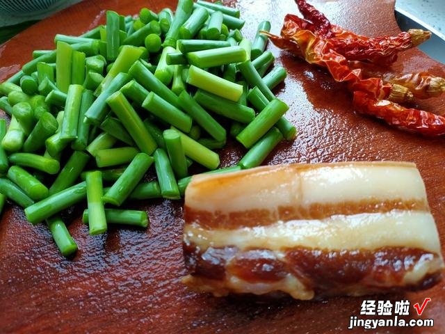 炒腊肉,最忌直接下锅炒!多加2步,腊肉香气四溢,不腻不干不柴