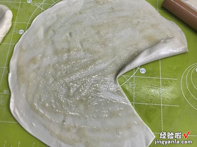 怎么烙饼才能不硬？和面是很关键的一步，外脆里韧，放3天也不硬