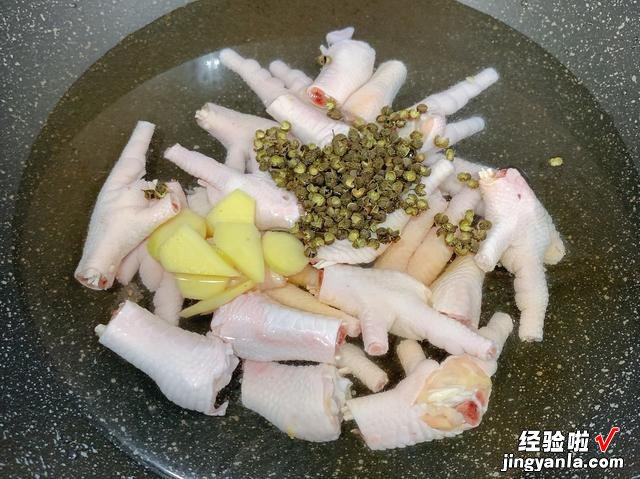 红烧鸡爪怎么做好吃？秘制配方教给你，香辣软糯入味，一锅不够吃