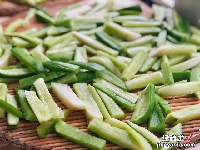 晒萝卜干的季节到了，香辣开胃小菜，教你在家做，干净卫生无添加