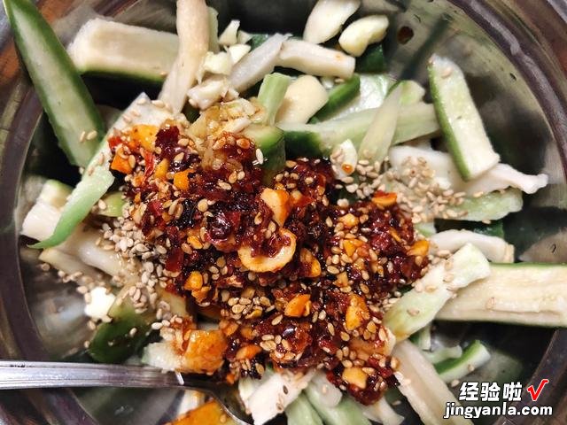 晒萝卜干的季节到了，香辣开胃小菜，教你在家做，干净卫生无添加