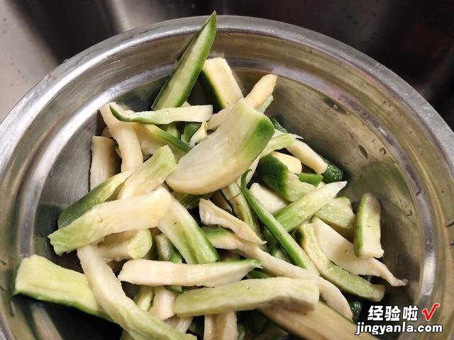 晒萝卜干的季节到了，香辣开胃小菜，教你在家做，干净卫生无添加
