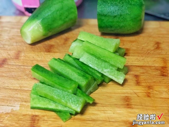 晒萝卜干的季节到了，香辣开胃小菜，教你在家做，干净卫生无添加