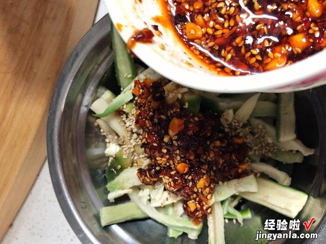 晒萝卜干的季节到了，香辣开胃小菜，教你在家做，干净卫生无添加