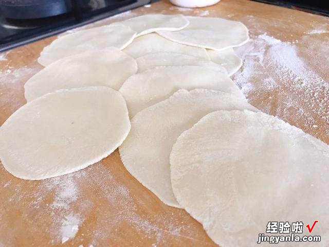 20年水饺老店的秘方，调猪肉韭菜馅饺子时，先打水还是先调味？