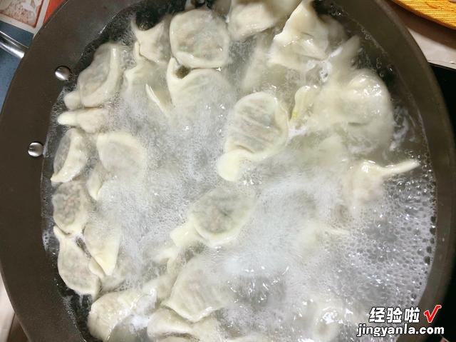 20年水饺老店的秘方，调猪肉韭菜馅饺子时，先打水还是先调味？