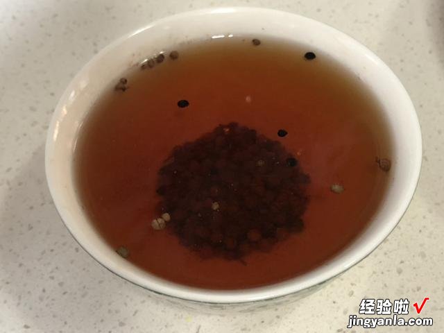 20年水饺老店的秘方，调猪肉韭菜馅饺子时，先打水还是先调味？