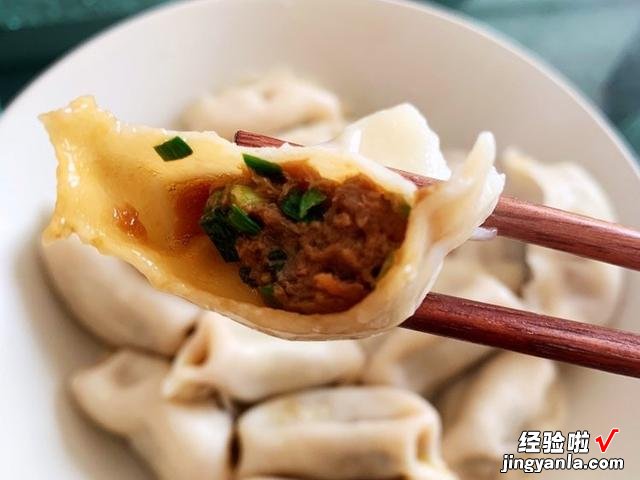 20年水饺老店的秘方，调猪肉韭菜馅饺子时，先打水还是先调味？