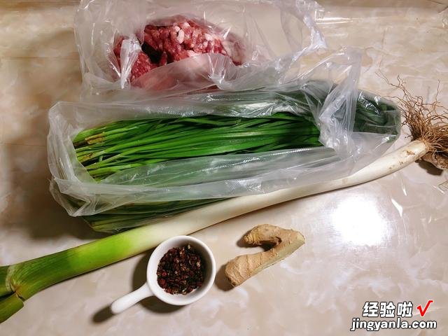 20年水饺老店的秘方，调猪肉韭菜馅饺子时，先打水还是先调味？