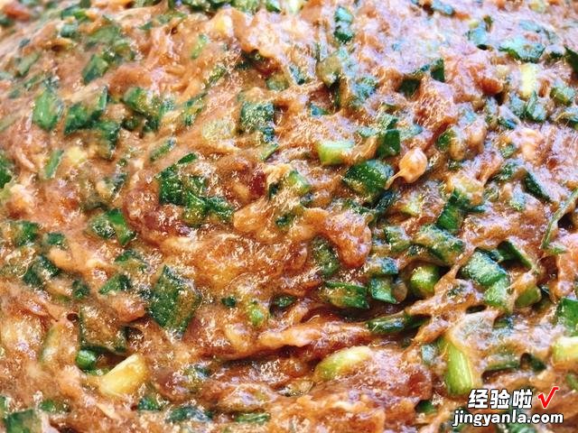 20年水饺老店的秘方，调猪肉韭菜馅饺子时，先打水还是先调味？