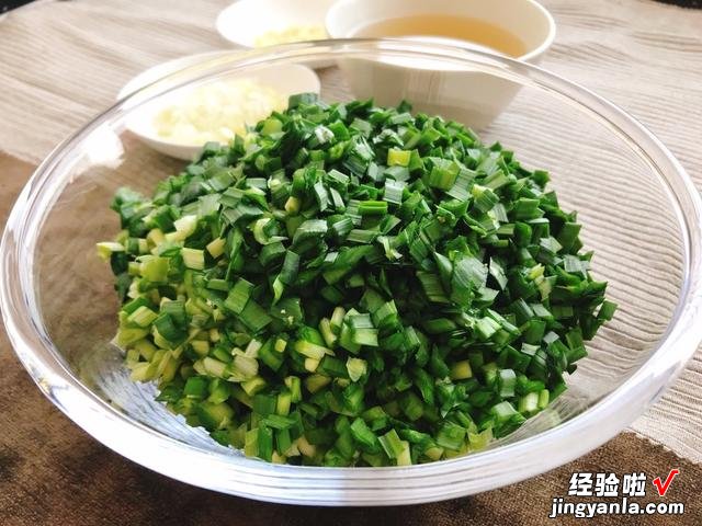 20年水饺老店的秘方，调猪肉韭菜馅饺子时，先打水还是先调味？