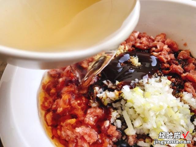 20年水饺老店的秘方，调猪肉韭菜馅饺子时，先打水还是先调味？