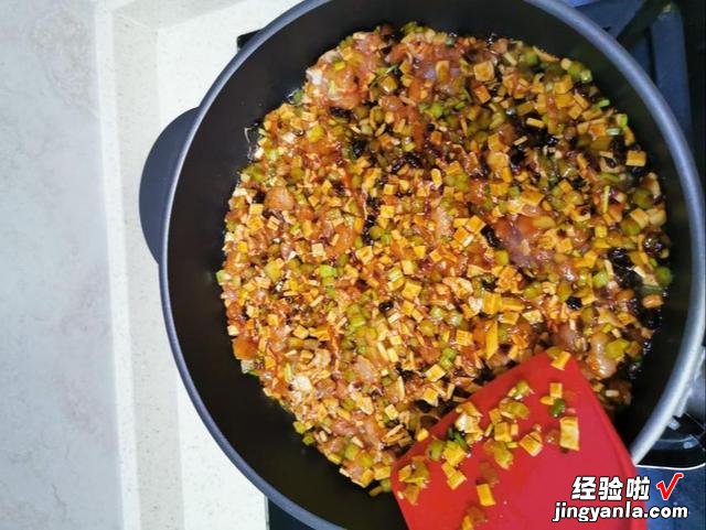 老干妈鸡肉包的做法，个个饱满多汁，香辣可口，比外面买的还好吃