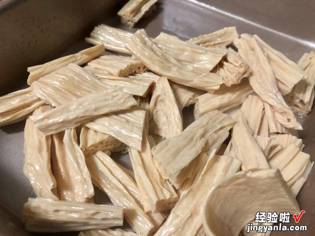 泡发腐竹有哪些小窍门？大厨教给你4种方法，软而不散，韧性十足