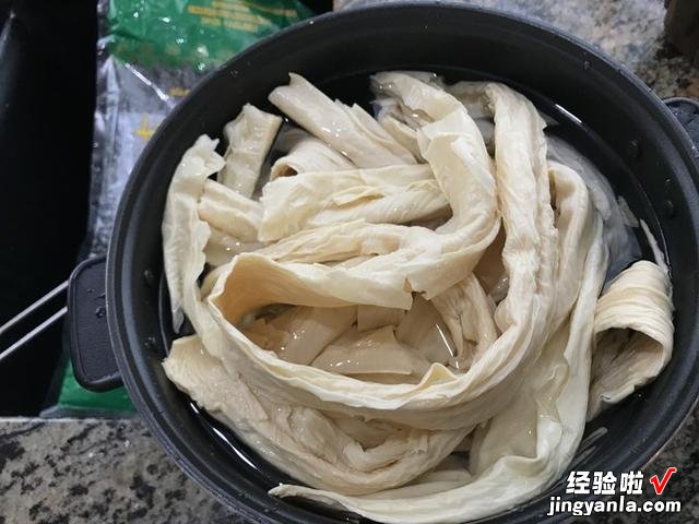 泡发腐竹有哪些小窍门？大厨教给你4种方法，软而不散，韧性十足