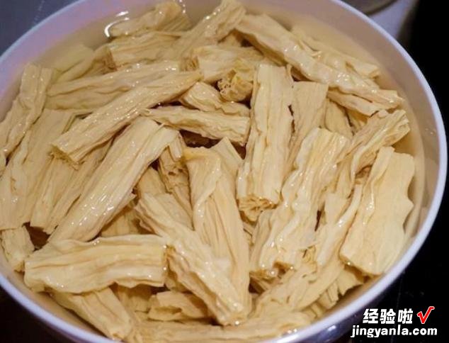 泡发腐竹有哪些小窍门？大厨教给你4种方法，软而不散，韧性十足