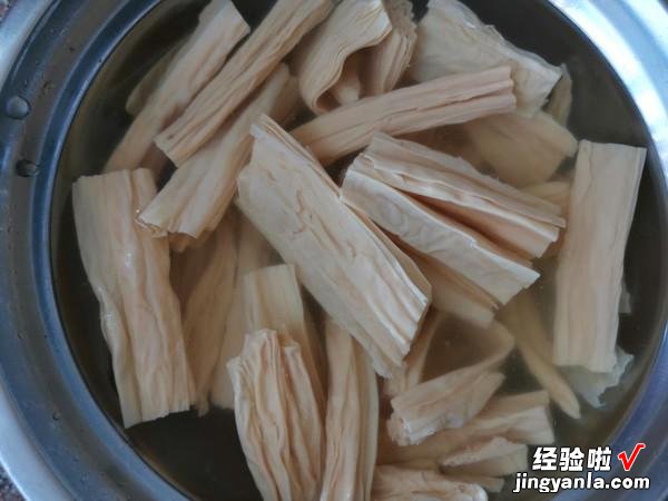 泡发腐竹有哪些小窍门？大厨教给你4种方法，软而不散，韧性十足