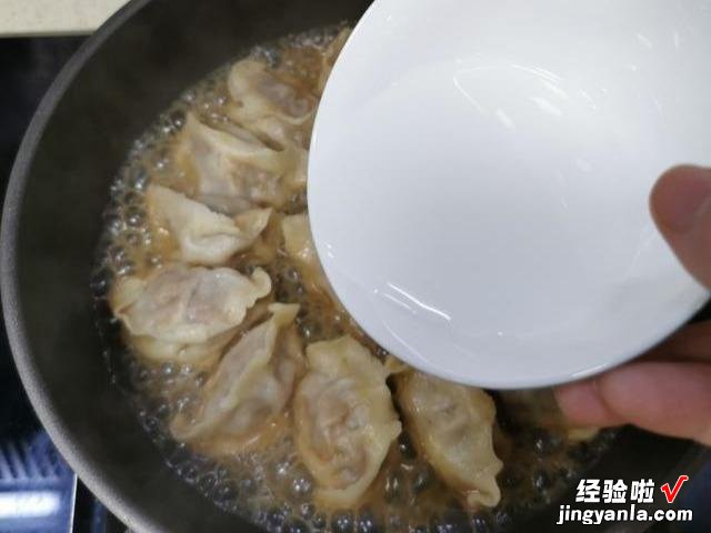 生煎速冻水饺的做法，不破皮、不露馅，外酥里嫩，上桌孩子抢着吃