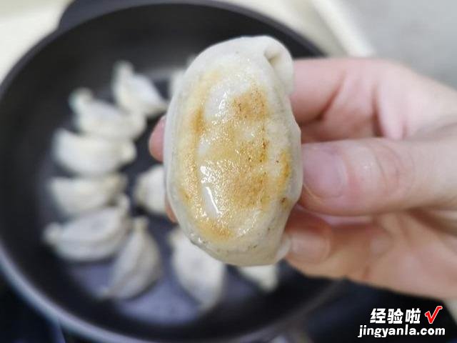 生煎速冻水饺的做法，不破皮、不露馅，外酥里嫩，上桌孩子抢着吃