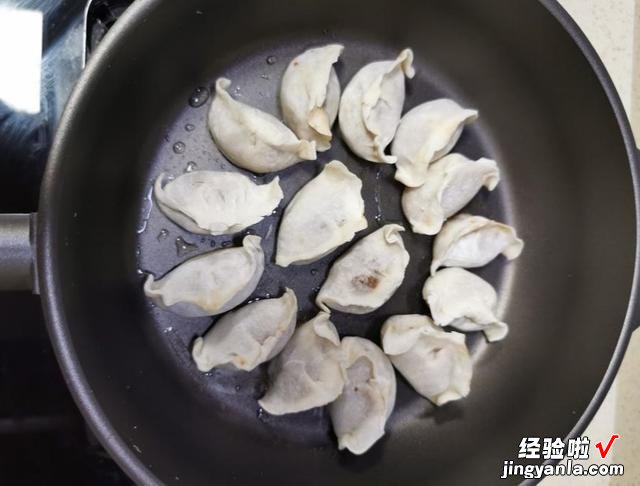 生煎速冻水饺的做法，不破皮、不露馅，外酥里嫩，上桌孩子抢着吃