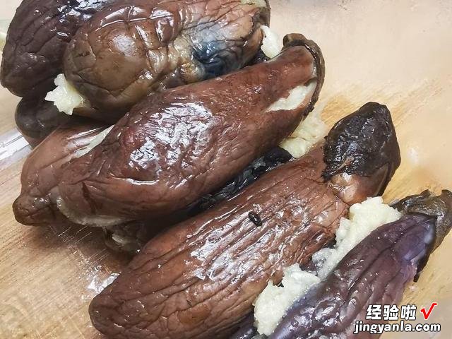 每年深秋，东北人必腌一缸蒜茄子，简单美味下饭，够吃一个冬天了
