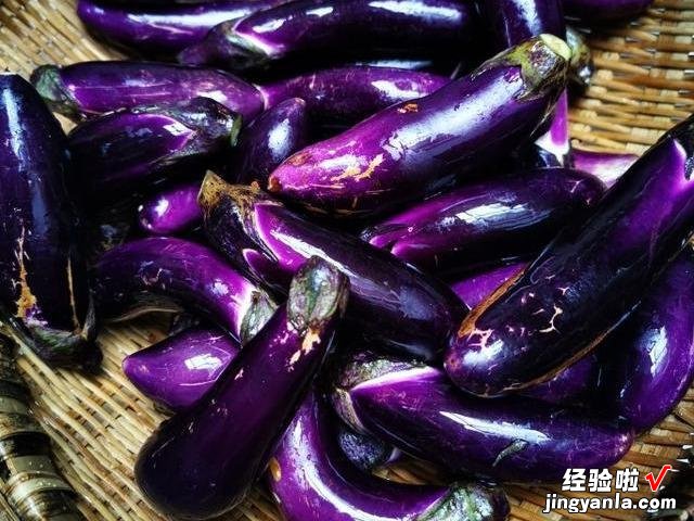 每年深秋，东北人必腌一缸蒜茄子，简单美味下饭，够吃一个冬天了