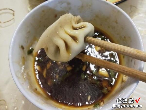 吃饺子时,有人蘸白糖,有人蘸酱油,你见过其他更奇葩的吃法吗?