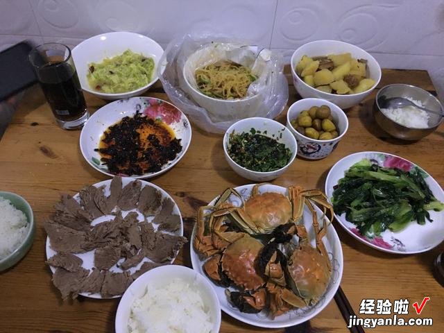 6个家庭的中秋晚餐，有豪华也有寒酸，养家糊口，团聚真的不容易