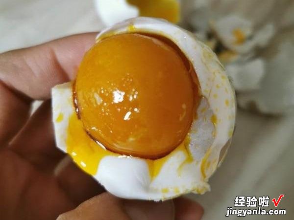 咸鸭蛋的传统做法,不裹泥不裹盐,28天流油起沙,个个咸香入味