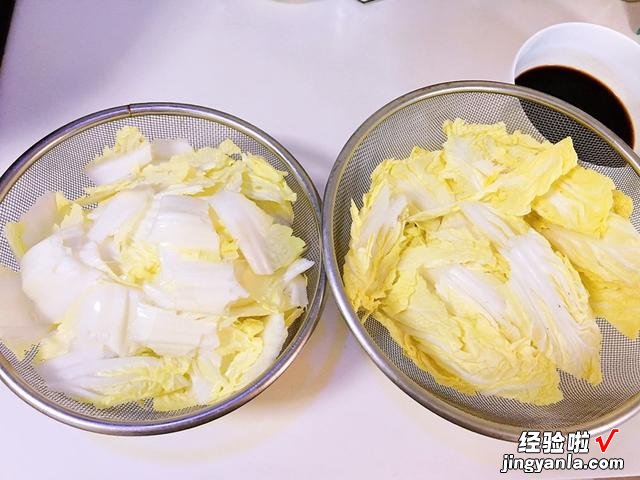 炒醋溜白菜时，先放醋还是后放醋？大厨教你正确做法，酸爽又开胃