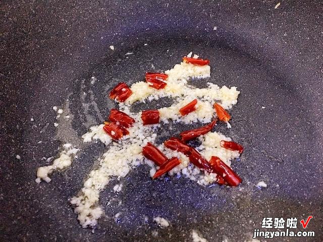 炒醋溜白菜时，先放醋还是后放醋？大厨教你正确做法，酸爽又开胃