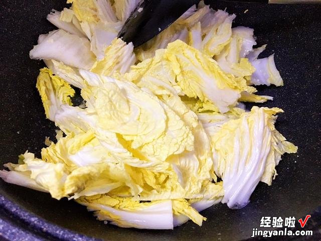 炒醋溜白菜时，先放醋还是后放醋？大厨教你正确做法，酸爽又开胃