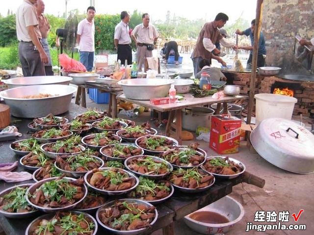 农村酒席怪象，白酒啤酒成摆设，大家好像商量好了，只吃菜不喝酒