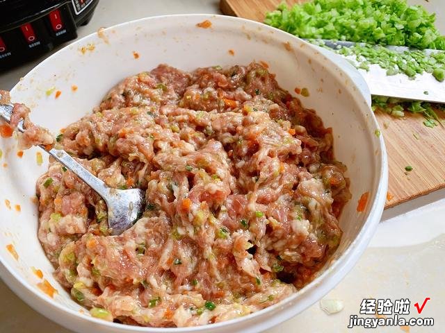 调制纯肉饺馅,先打水还是先调味?大厨教你正确做法,别再搞反了