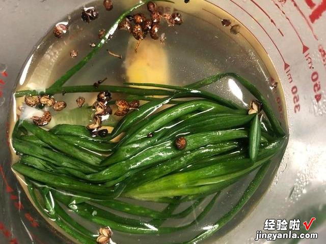 调制纯肉饺馅,先打水还是先调味?大厨教你正确做法,别再搞反了