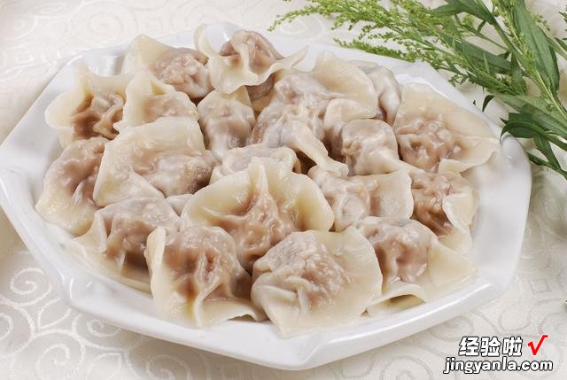 调制纯肉饺馅,先打水还是先调味?大厨教你正确做法,别再搞反了