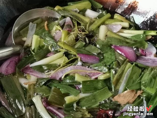 调制纯肉饺馅,先打水还是先调味?大厨教你正确做法,别再搞反了