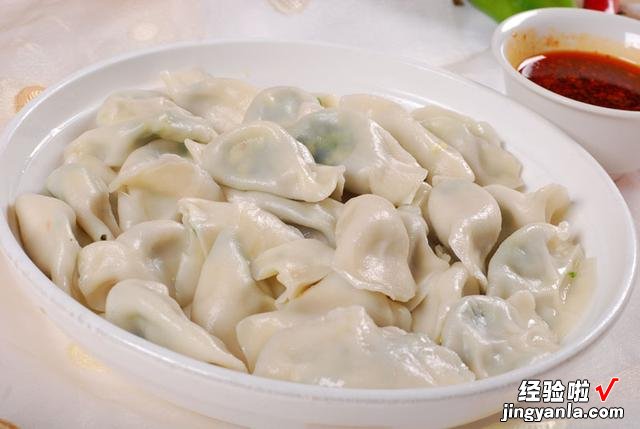 调制纯肉饺馅,先打水还是先调味?大厨教你正确做法,别再搞反了