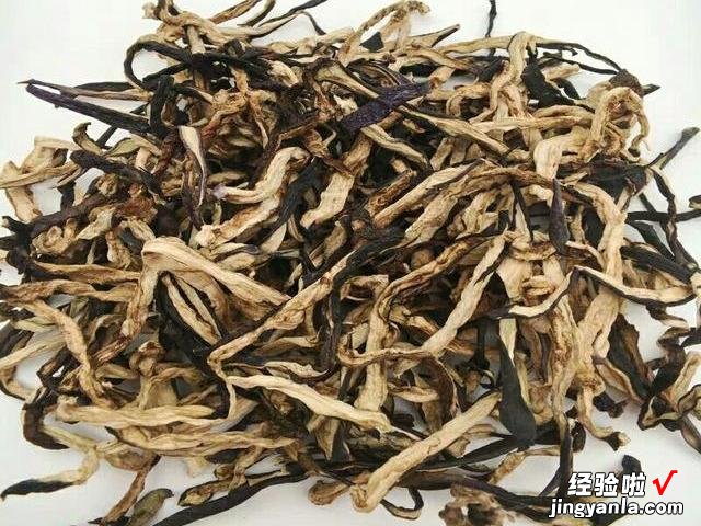 把茄子晒干以后，放一年都不坏，比新鲜的还好吃，冬天炖肉太香了