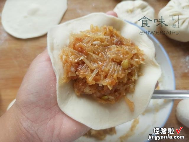 吃萝卜的季节到了,教你秘制萝卜包子馅,鲜美多汁,一顿5个不够