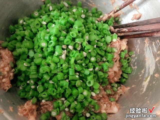 豇豆猪肉包子这样调馅，鲜香扑鼻，好吃不油腻，老公一顿能吃5个