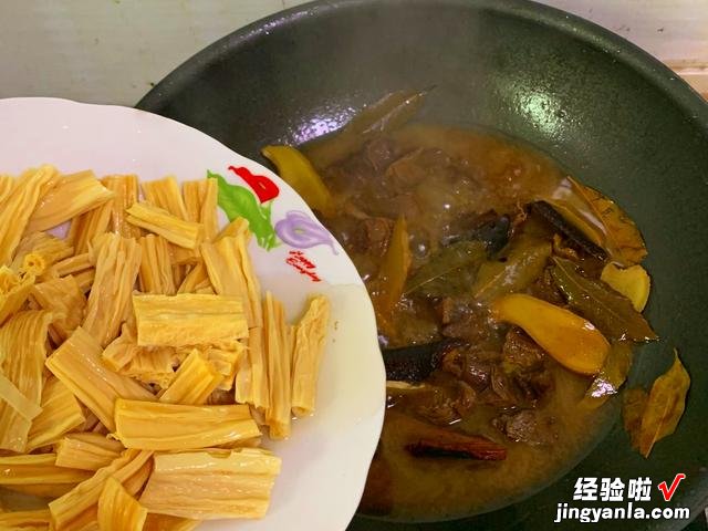 牛肉怎样炖才熟得更快？老师傅教我3个小技巧，牛肉烂鲜香没腥味