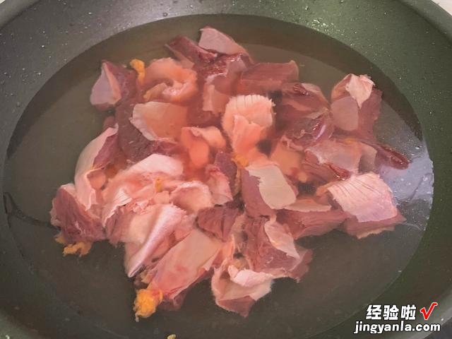 牛肉怎样炖才熟得更快？老师傅教我3个小技巧，牛肉烂鲜香没腥味